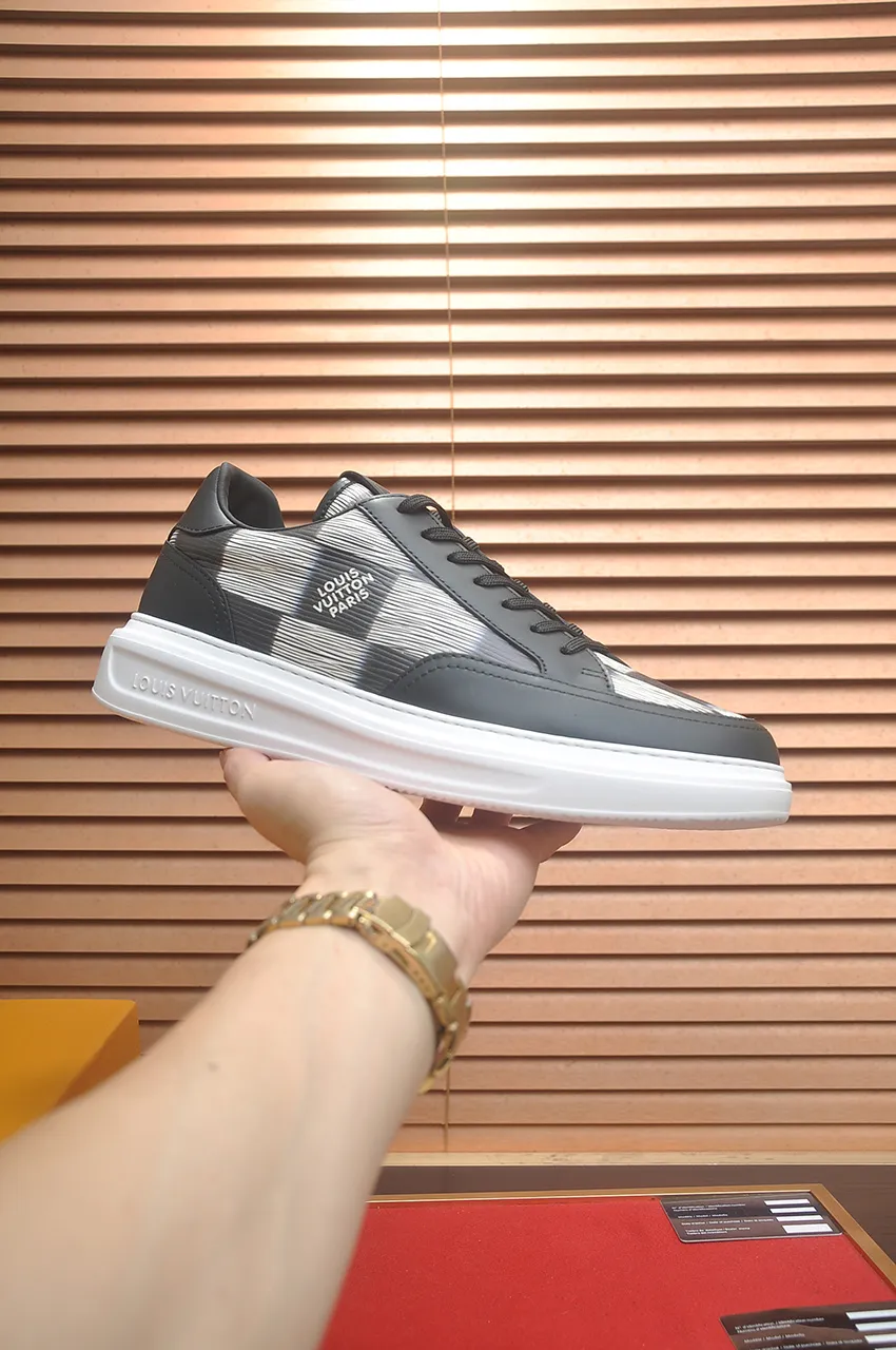 Men's men's shoes 💰640💶Original development, quality shipping, welcome to compare - LV sneaker series sports shoes introduce the loose silhouette of the ready-to-wear series into the spring and summer men's wear shows and make an eye-catching appearance. The cow leather upper is combined with rough fabric laces, and colorful beading highlights the brand's classic elements. LV letters mark the tongue and Monogram floral outsole. Mixed materials Made of top-grain cowhide, thick shoelace design, large Monogram print on the side, mesh lining and cotton feet, the comfort is as extreme as ever, premium heritage, quality first, worth owning! Size: Men’s 38-45 (45 is custom-made and cannot be returned or exchanged)
